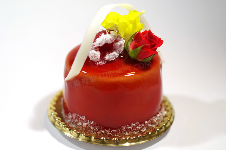 红色草莓味蛋糕图片
