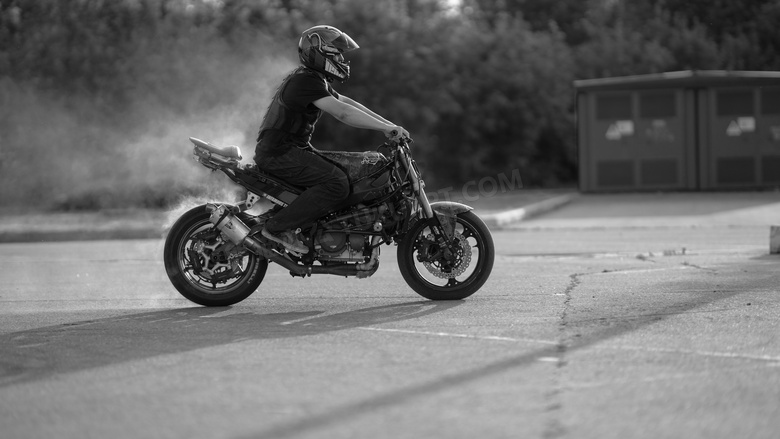 骑摩托车男人图片