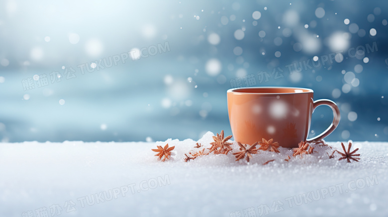 冬季雪地上的橘色咖啡杯子图片