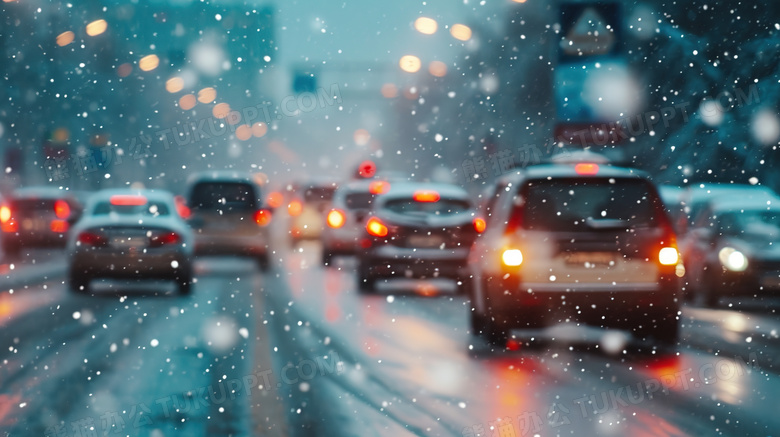 冬天下雪高速公路上行驶的车辆图片