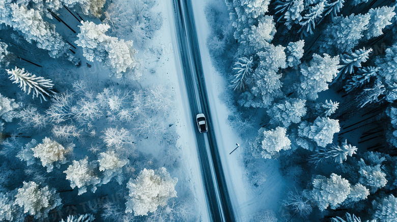 冬季积雪森林公路里行驶的车辆俯视图图片