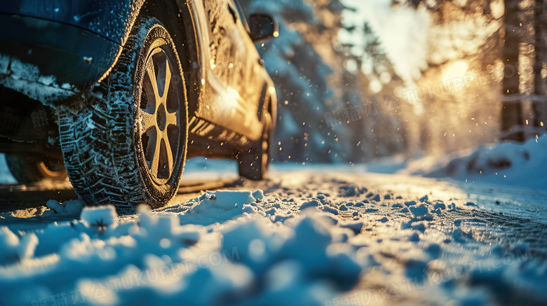 冬季覆盖雪的道路上汽车轮胎特写图片