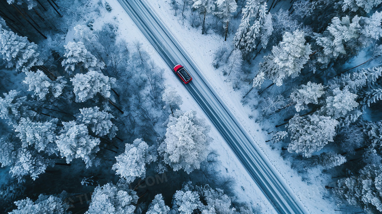 冬季积雪松树林中的公路上行驶的车辆俯视图图片