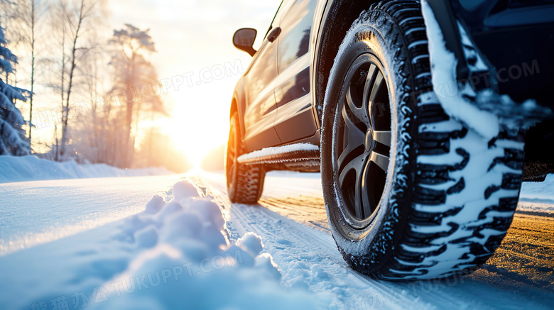冬季积雪的道路上汽车轮胎特写图片