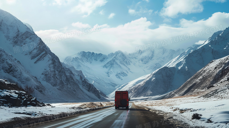 雪山的高速公路上行驶的货车图片