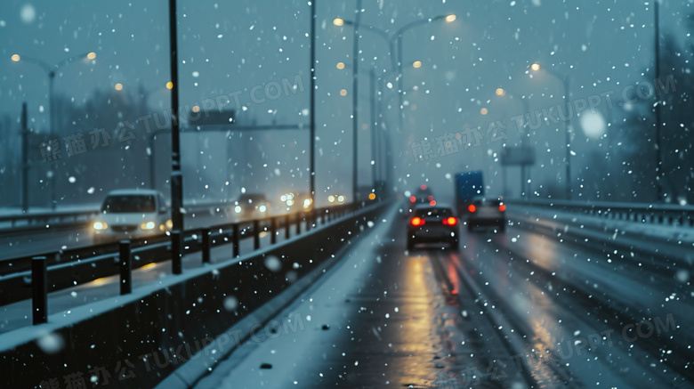 夜间雪中行驶在湿滑道路上的车辆图片