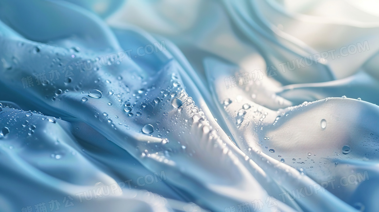 白色织物上的透明水滴图片