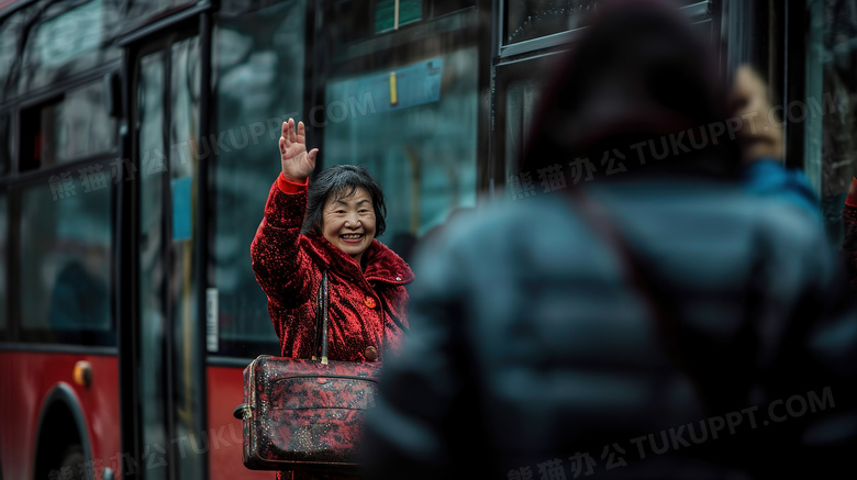 准备坐大巴的女性和家人挥手告别