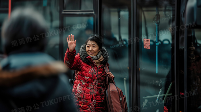 准备坐大巴的女性和家人挥手告别