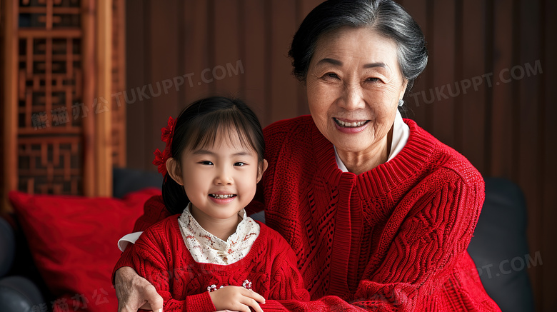 寒假春节可爱的女孩和奶奶穿着红色的喜庆衣服
