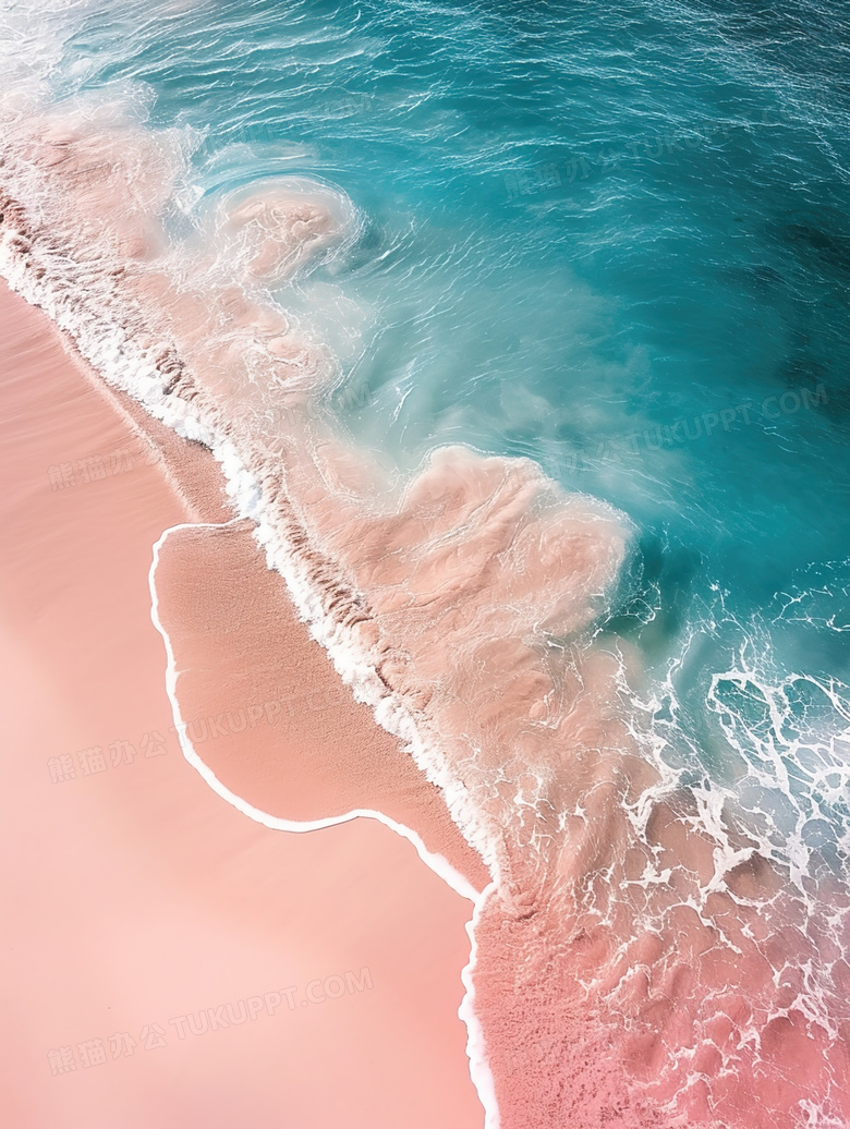 蓝色海洋的白色海浪冲上粉红色海滩图片
