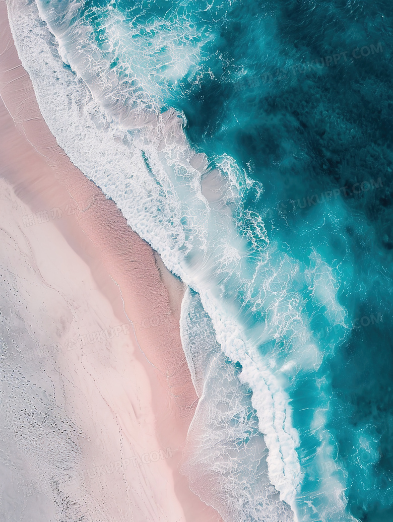 蓝色海洋的白色海浪冲上粉红色海滩图片