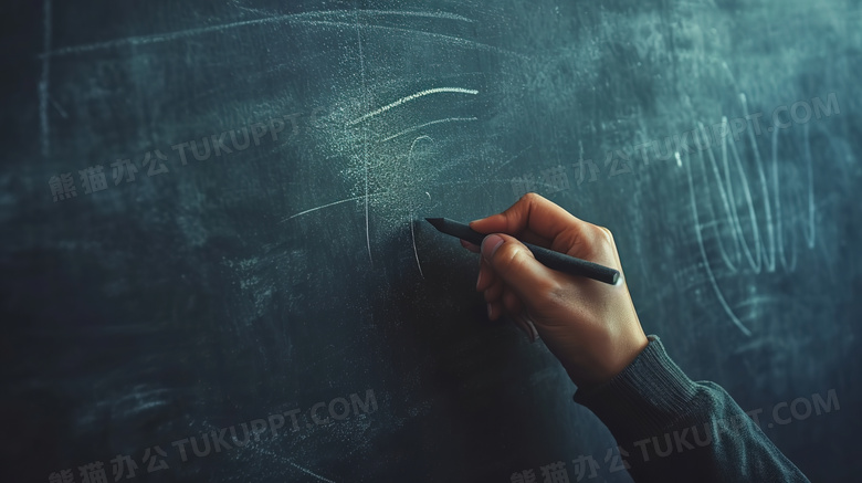 人手用粉笔在黑板上写字图片