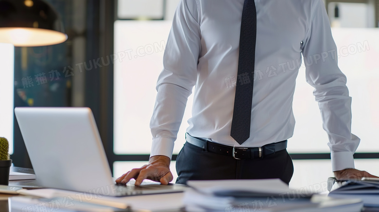 一个在桌子旁打着领带的商务人士图片
