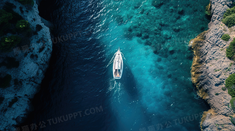 蓝色海洋上航行的游艇俯视图图片
