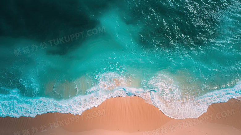 蓝色海洋的白色海浪冲上海滩图片