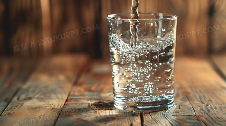 纯净饮用水水杯图片