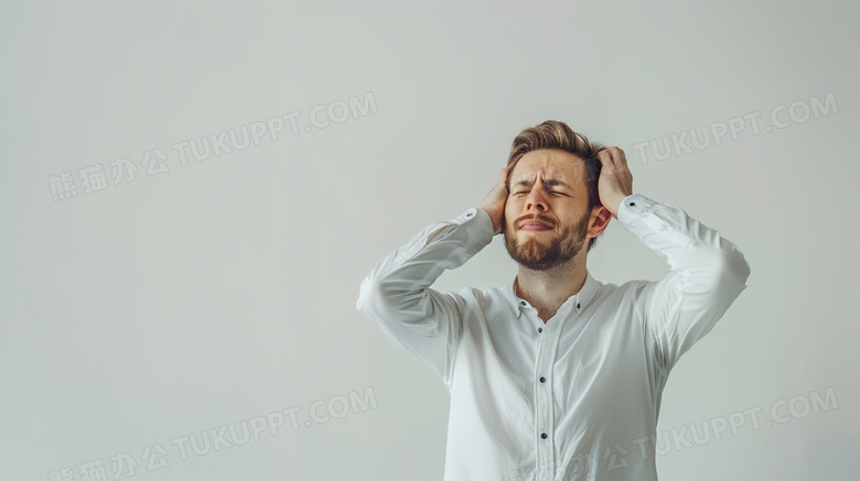 受噪音困扰的欧美男人图片