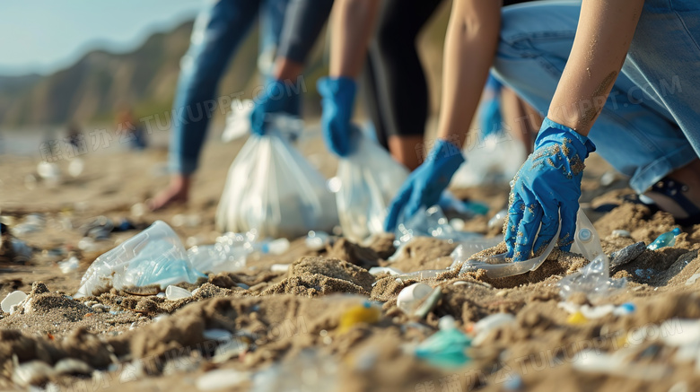 沙滩上收拾垃圾的自愿者图片