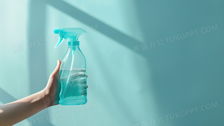 手拿着一瓶玻璃清洁剂喷雾图片