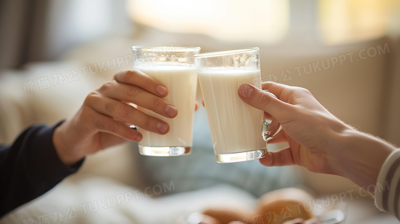 手拿营养早餐牛奶干杯图片