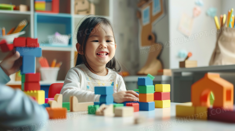 幼儿园小女孩玩积木图片