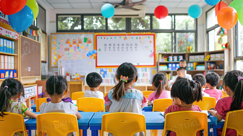 幼儿园课堂上的小孩们图片