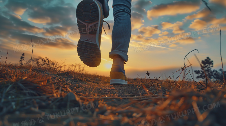 追逐夕阳的穿跑鞋跑步的双脚特写图片