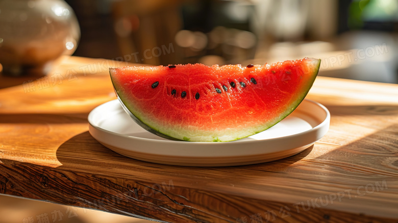 桌面盘子里的西瓜水果图片