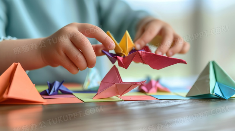儿童玩折纸手工图片