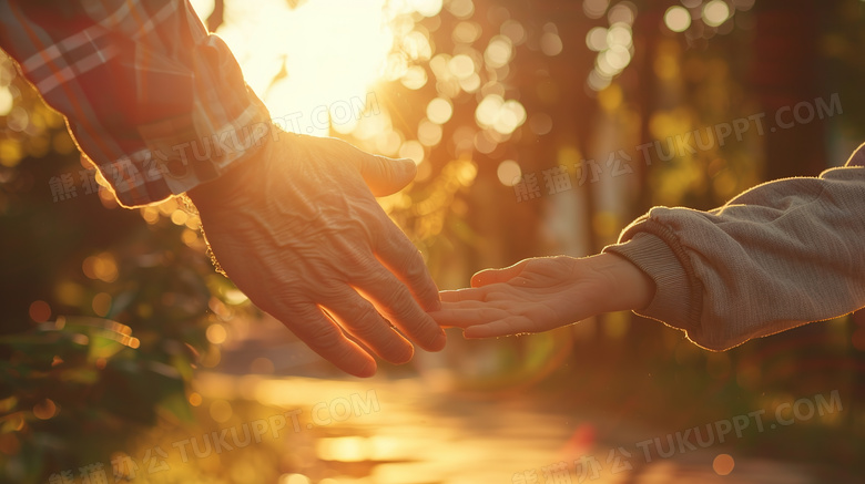 夕阳下父亲和孩子手拉手图片