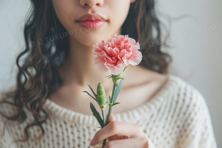 妈妈拿着的粉色康乃馨鲜花局部特写