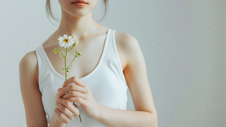 小女孩手上拿着一朵白色小花图片