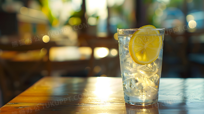 夏天桌上玻璃杯柠檬水冰块夏日清新高清图片