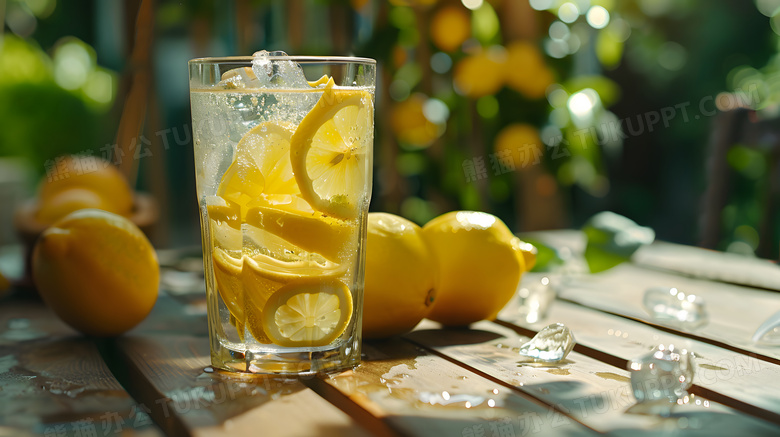 夏天桌上玻璃杯柠檬水冰块夏日清新高清图片