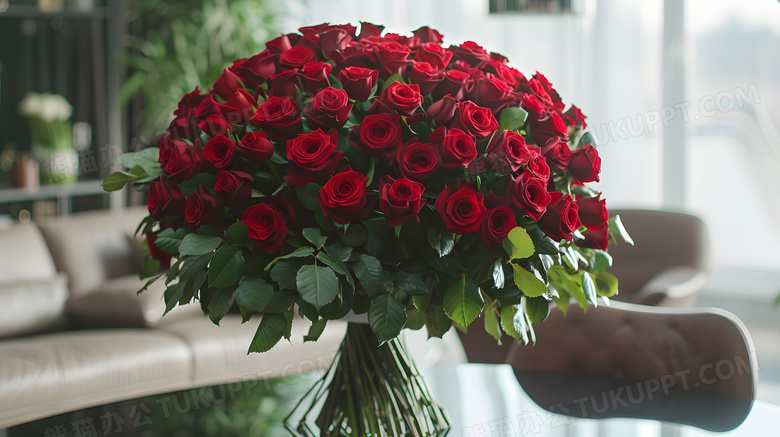 桌上花瓶中的一大束玫瑰花高清图片