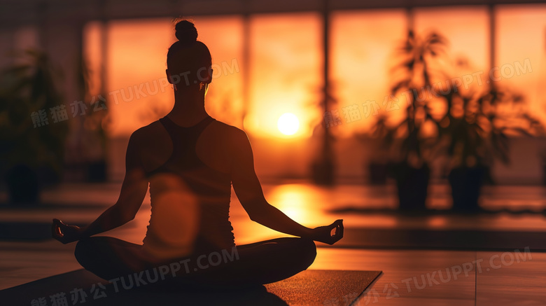 夕阳落日普拉提瑜伽健身的女性图片