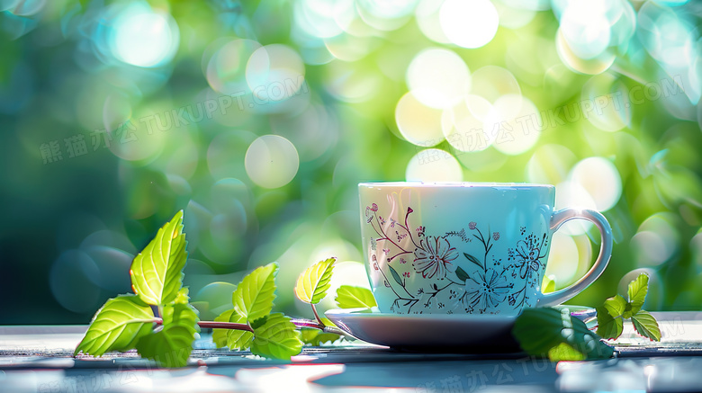 夏天午后阳光照射在茶杯上图片