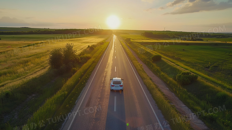 蓝天白云公路行驶的汽车图片