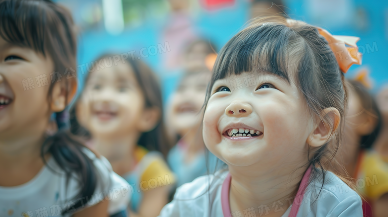 幼儿园校园教室里开心玩耍的小朋友图片