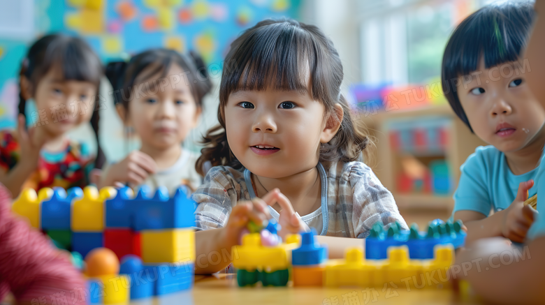 幼儿园校园教室里开心玩耍的小朋友图片