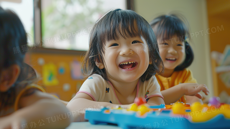 幼儿园校园教室里开心玩耍的小朋友图片