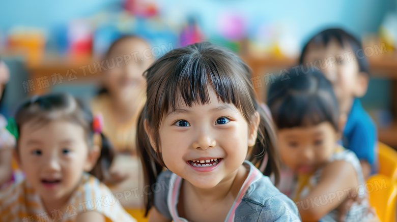 幼儿园校园教室里开心玩耍的小朋友图片