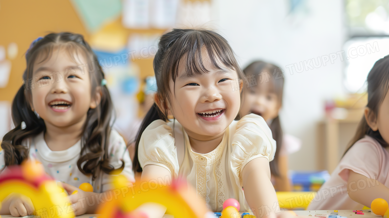 幼儿园校园教室里开心玩耍的小朋友图片