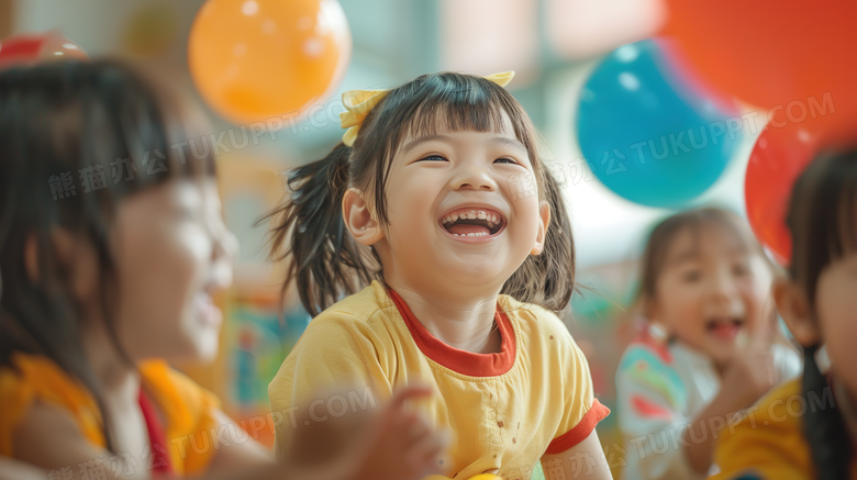 幼儿园校园教室里开心玩耍的小朋友图片