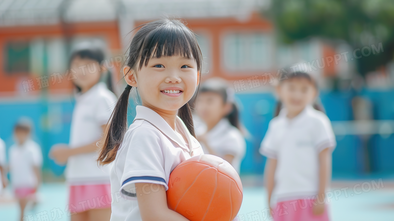 学校体育课抱着篮球的可爱女孩图片