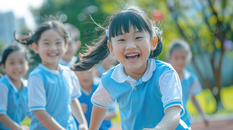 学校体育课开心玩耍的小朋友图片