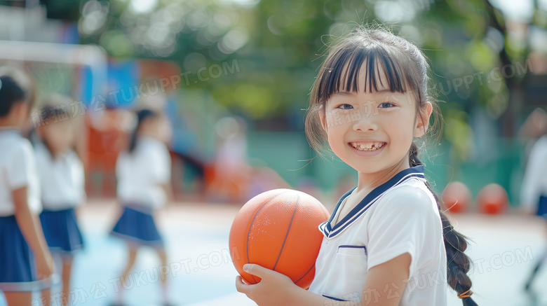 学校体育课抱着篮球的可爱女孩图片