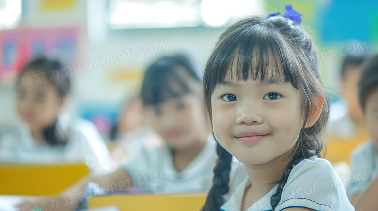 学校教室课堂上认真听课的小女孩图片