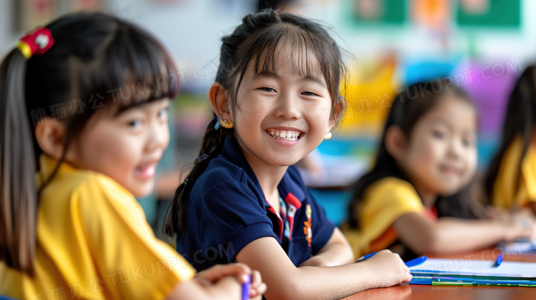 学校教室课堂上认真听课的小女孩图片